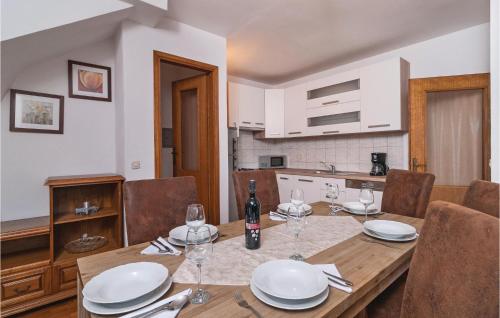 Kuchyňa alebo kuchynka v ubytovaní Three-Bedroom Holiday Home In Podgrade