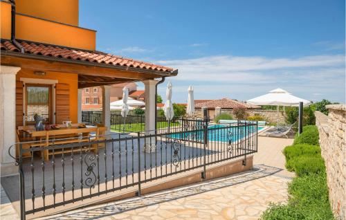 a house with a pool and a fence at Nice Home In Hr-52215 Vodnjan in Vodnjan