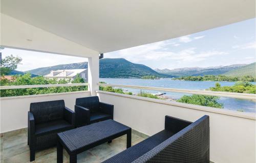 Two-Bedroom Apartment In Hodilje