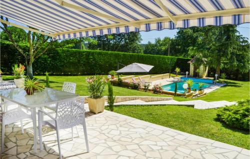 a patio with a white pergola and a swimming pool at Amazing Home In Bassillac-Et-Auberoche in Le Change