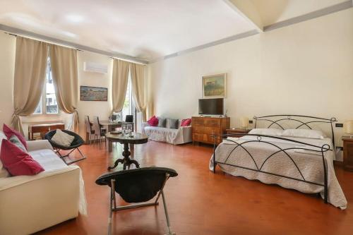 Χώρος καθιστικού στο Spacious & Bright, next to the Duomo of Florence, Michelangelo, with Patio