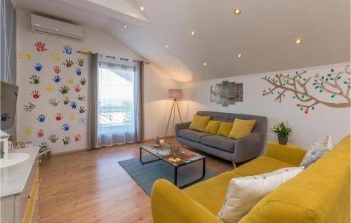 a living room with a couch and a table at Pet Friendly Home In Tinj With Jacuzzi in Tinj