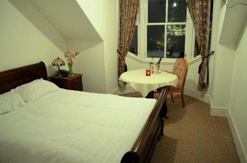 En eller flere senge i et værelse på Tayview Hotel