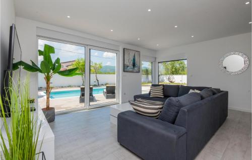 Πισίνα στο ή κοντά στο Stunning Home In Donji Prolozac