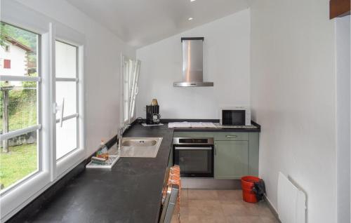 Dapur atau dapur kecil di 3 Bedroom Nice Apartment In Aldudes