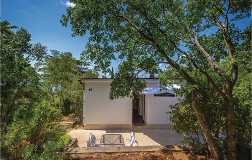 2 Bedroom Nice Home In Dramalj