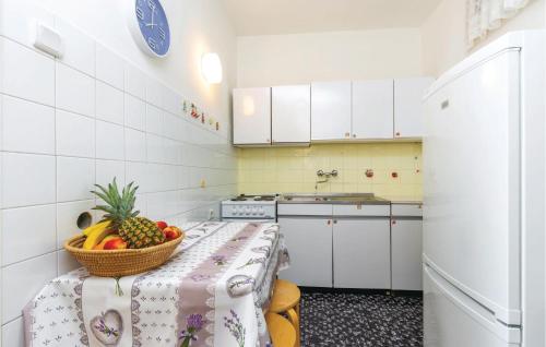 2 Bedroom Nice Home In Dramalj