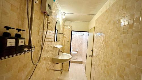 Coco House Sukhumvit 1, BTS ploenchitにあるバスルーム