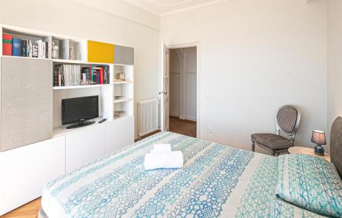 Μια τηλεόραση ή/και κέντρο ψυχαγωγίας στο Gorgeous Apartment In Bogliasco
