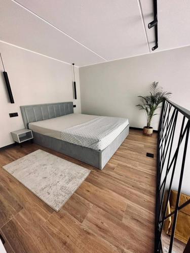Ένα ή περισσότερα κρεβάτια σε δωμάτιο στο Sunny loft 24x7 x free parking x close to old town by H&H