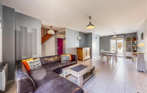 un salon avec un canapé en cuir et une table dans l'établissement Beautiful Home In Royan With Wifi, à Royan