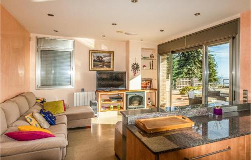A seating area at Lovely Home In Sant Cebrià De Vallalta