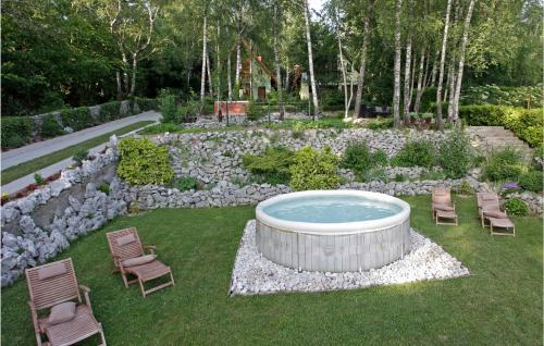 Κήπος έξω από το Beautiful Home In Breze With Jacuzzi