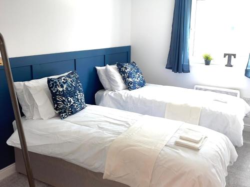 Postel nebo postele na pokoji v ubytování Stylish 2 bedroom apartment in the heart of Epsom town centre