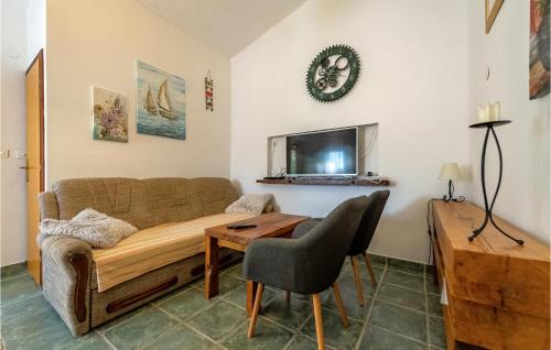 TV a/nebo společenská místnost v ubytování Stunning Apartment In Vir With Wifi