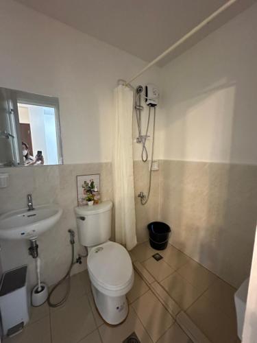 een badkamer met toilet en wastafel bij Cozy Condo Almond drive 1BR Talisay SRP w pool in Tangke