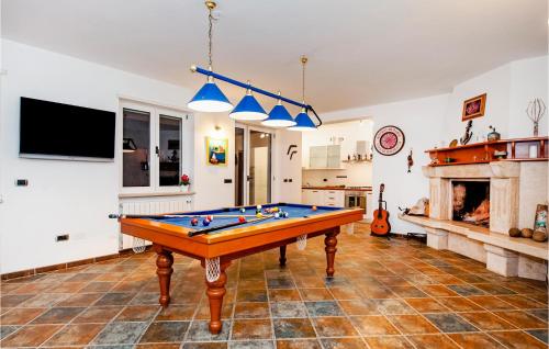 Un televizor și/sau centru de divertisment la Gorgeous Home In Rovinjsko Selo