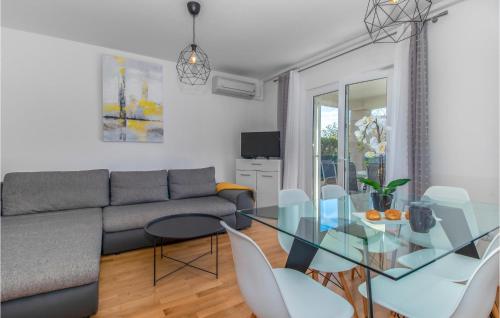 Posezení v ubytování 2 Bedroom Lovely Apartment In Dramalj