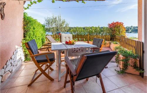 1 Bedroom Gorgeous Apartment In Medulin