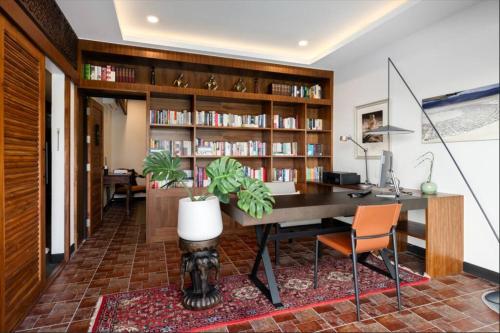 a home office with a desk and a chair at MM Villa Koh Samui in Amphoe Koh Samui