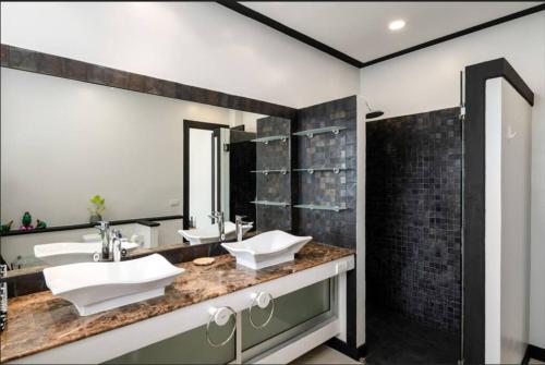 a bathroom with two sinks and a large mirror at MM Villa Koh Samui in Amphoe Koh Samui