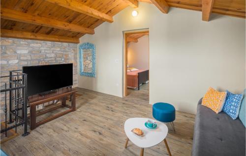 Μια τηλεόραση ή/και κέντρο ψυχαγωγίας στο 2 Bedroom Stunning Home In Puntera