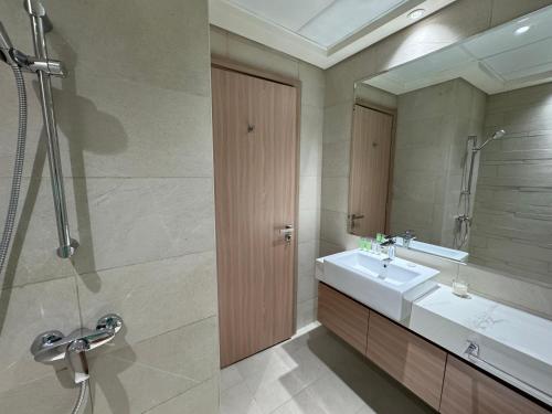 Koupelna v ubytování ASHRI luxurious apt in Meydan Riviera 44