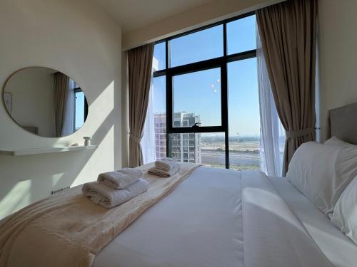 Postel nebo postele na pokoji v ubytování ASHRI luxurious apt in Meydan Riviera 44