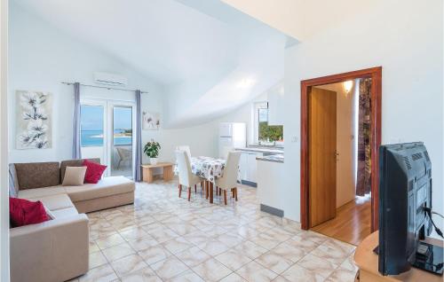 O zonă de relaxare la Beautiful Apartment In Povljana
