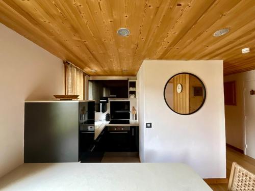 Cette chambre dispose d'une cuisine avec un miroir au plafond. dans l'établissement Le Refuge du Val Arly, à Praz-sur-Arly