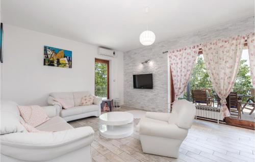 Μια τηλεόραση ή/και κέντρο ψυχαγωγίας στο Amazing Apartment In Matulji With Wifi