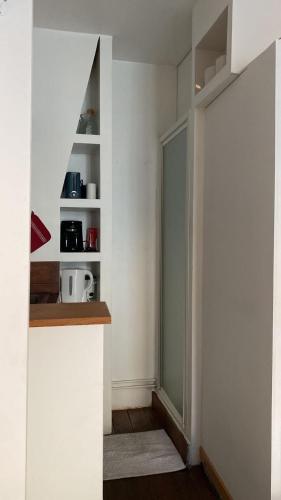 Cette chambre dispose d'un couloir avec une porte et un comptoir. dans l'établissement Studio panthéon, à Paris