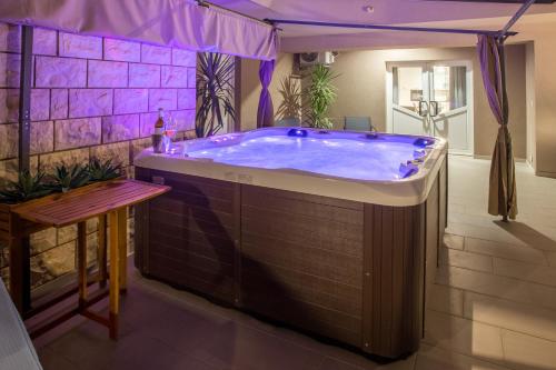 een jacuzzi in een kamer met paarse verlichting bij Villa Sara Family Villa with Pool and Jacuzzi Imotski Makarska Region in Imotski