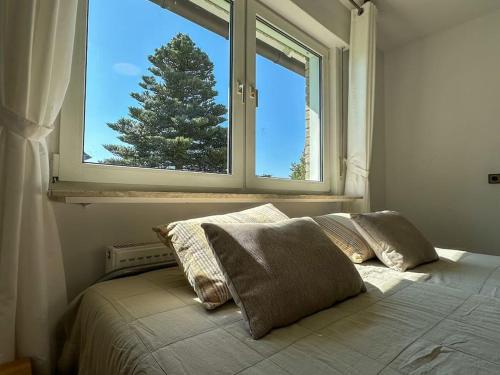 Ένα ή περισσότερα κρεβάτια σε δωμάτιο στο Benedenappartement in Winterberg met uitzicht en balkon