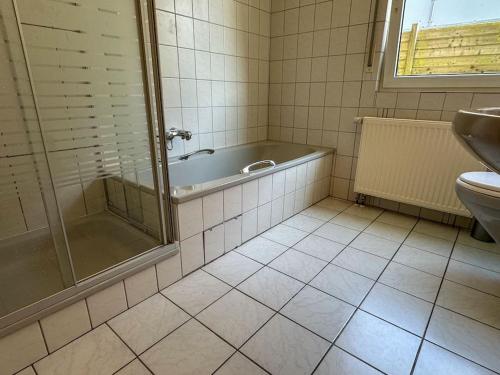 Ένα μπάνιο στο Benedenappartement in Winterberg met uitzicht en balkon