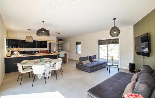 un salon avec un canapé et une table dans l'établissement Amazing Home In Cléon D Andran, à Cléon-dʼAndran