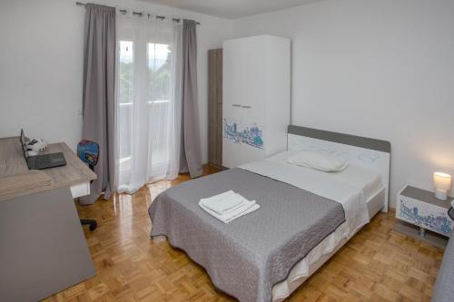 een slaapkamer met een bed met twee handdoeken erop bij Villa Sara Family Villa with Pool and Jacuzzi Imotski Makarska Region in Imotski