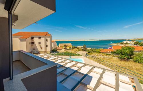 widok na ocean z balkonu domu w obiekcie Lovely Apartment In Kustici, Novalja w mieście Kustići