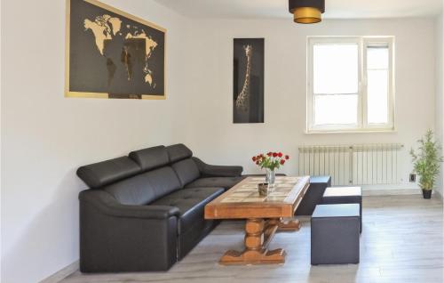 Χώρος καθιστικού στο Cozy Home In Warnoleka With Wifi