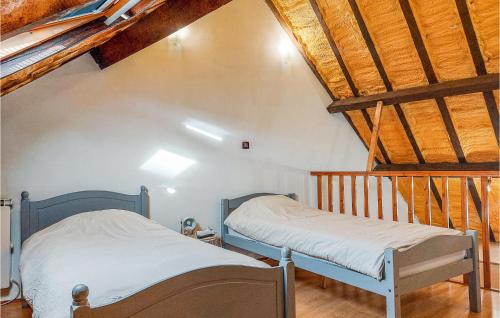 - 2 lits jumeaux dans une chambre avec des plafonds en bois dans l'établissement Beautiful Home In Gravelines With Wifi, à Gravelines