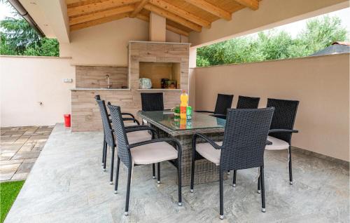 Beautiful Apartment In Medulin With Swimming Pool