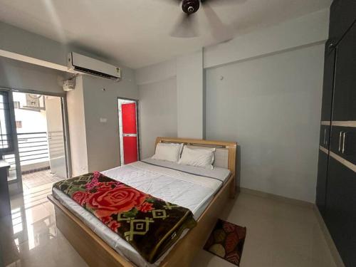 Ένα ή περισσότερα κρεβάτια σε δωμάτιο στο Relaxing & Spacious Homestay 3BHK, 102