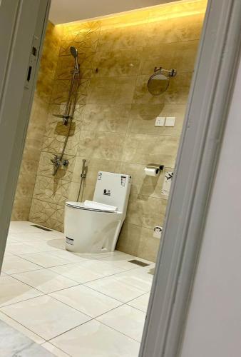 a bathroom with a toilet and a shower at فندق حياة حقل الفندقية Hayat Haql Hotel in Al Humaizah