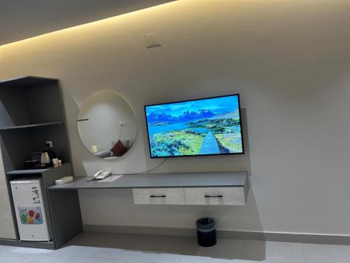 a flat screen tv sitting on a wall at فندق حياة حقل الفندقية Hayat Haql Hotel in Al Humaizah