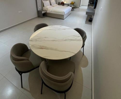 a dining room with a table and chairs at فندق حياة حقل الفندقية Hayat Haql Hotel in Al Humaizah