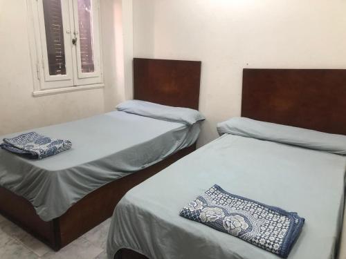 Postel nebo postele na pokoji v ubytování Room in santa maria tower hy ell dollar