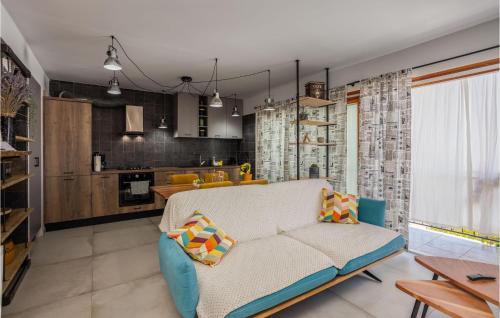 Dapur atau dapur kecil di Nice Apartment In Mundanije