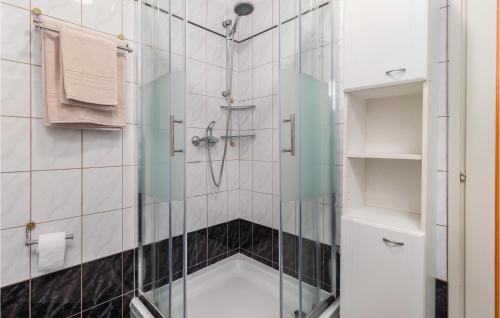 Ένα μπάνιο στο Beautiful Home In Kostrena
