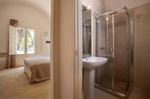 Ett badrum på Santa Marina Masseria del Salento