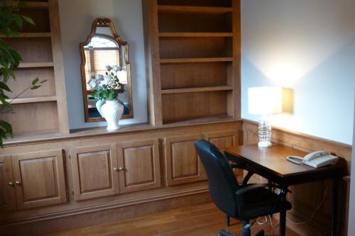 a office with a desk and a chair and a mirror at Inn at Mountainview in Greensburg